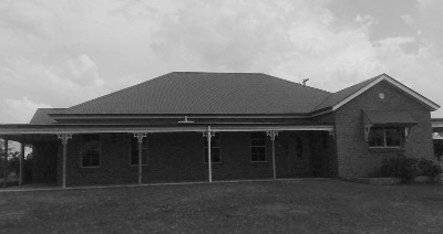 Executive Living - 5 minutes from town Picture