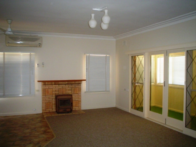 SOUTH DUBBO - CUTE AS A BUTTON Picture 2