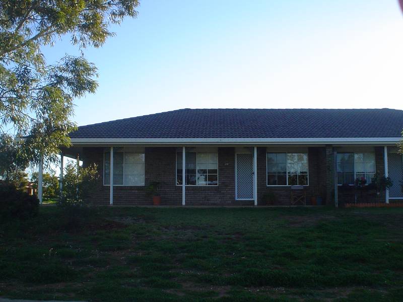 TWO BEDROOM DUPLEX IN EASTRIDGE Picture 1