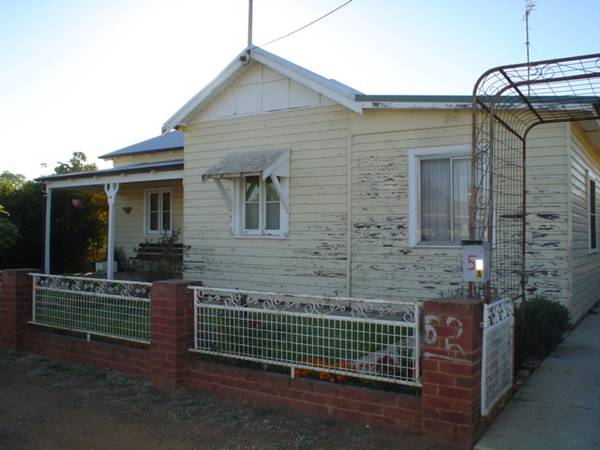Convenient Location - Only Minutes Walk from Dubbo CBD Picture 1