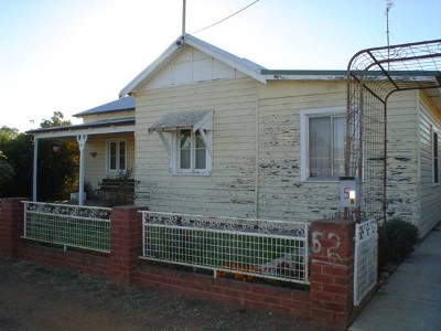 Convenient Location - Only Minutes Walk from Dubbo CBD Picture Convenient Location - Only Minutes Walk from Dubbo CBD Picture
