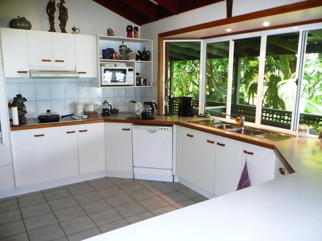 WATERFRONT OPPORTUNITY WITH SO MANY POSSIBILITIES Picture 2