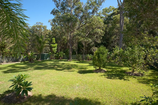 LARGE FAMILY HOME ON HUGE BLOCK Picture 3