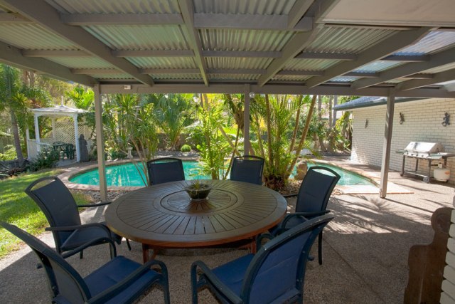 LARGE FAMILY HOME ON HUGE BLOCK Picture 1