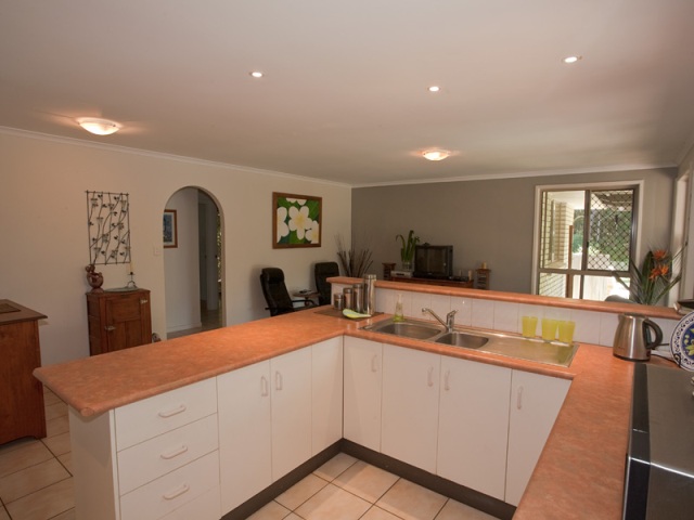 LARGE FAMILY HOME ON HUGE BLOCK Picture 2