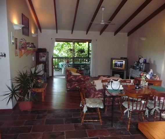 CLASSIC COTTAGE WITH VIEWS AND WALK TO BEACH Picture 3