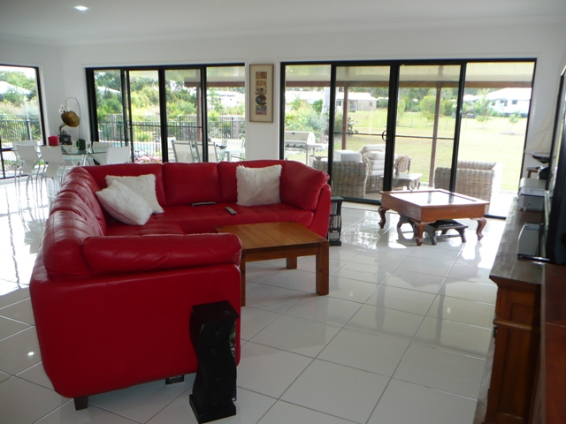 A LITTLE TOUCH OF PARADISE Picture 3