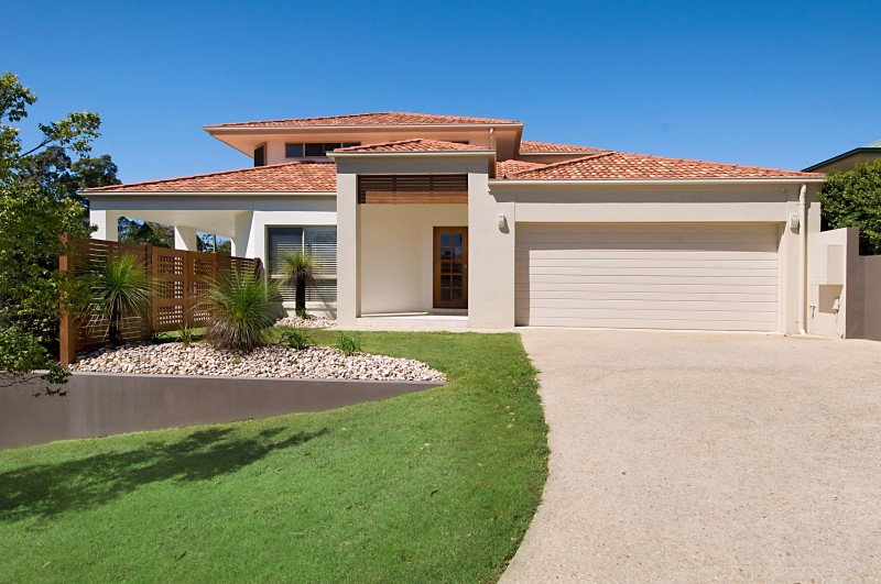 OPULENT LIVING Picture 1