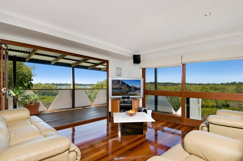 ONE OF A KIND LAKE FRONTAGE Picture 3