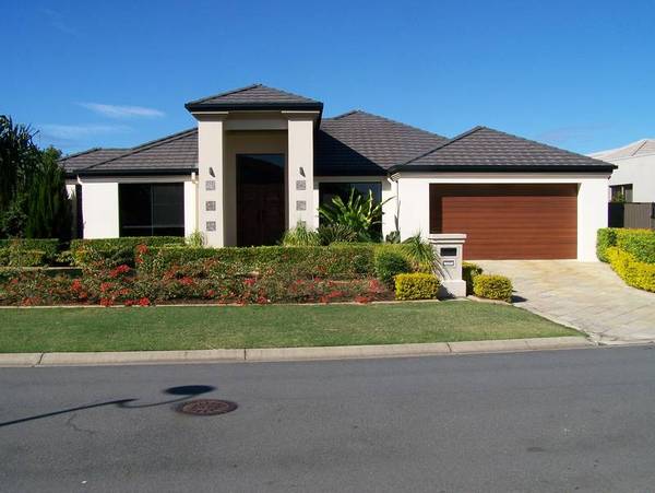 Canal Home With Hope Island Golf Club Membership Picture 1