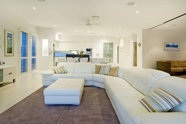 Champagne.. Diamonds.... Peter Senior Drive REDUCED !!!! Picture 3