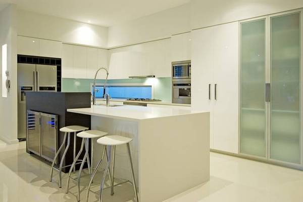 Champagne.. Diamonds.... Peter Senior Drive REDUCED !!!! Picture 2