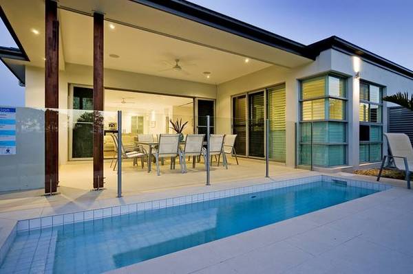 Champagne.. Diamonds.... Peter Senior Drive REDUCED !!!! Picture 1