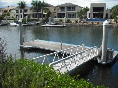 LUXURY HOME BUILT FOR A BOATY WITH A BiiiG BOAT Picture 2