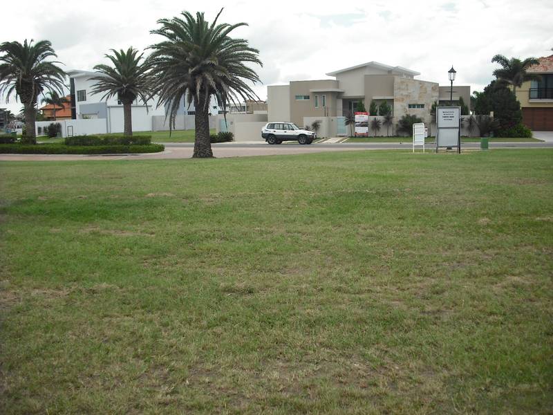 STUNNINGLY WIDE WATER VIEWS OF THE BROADWATER Picture 1