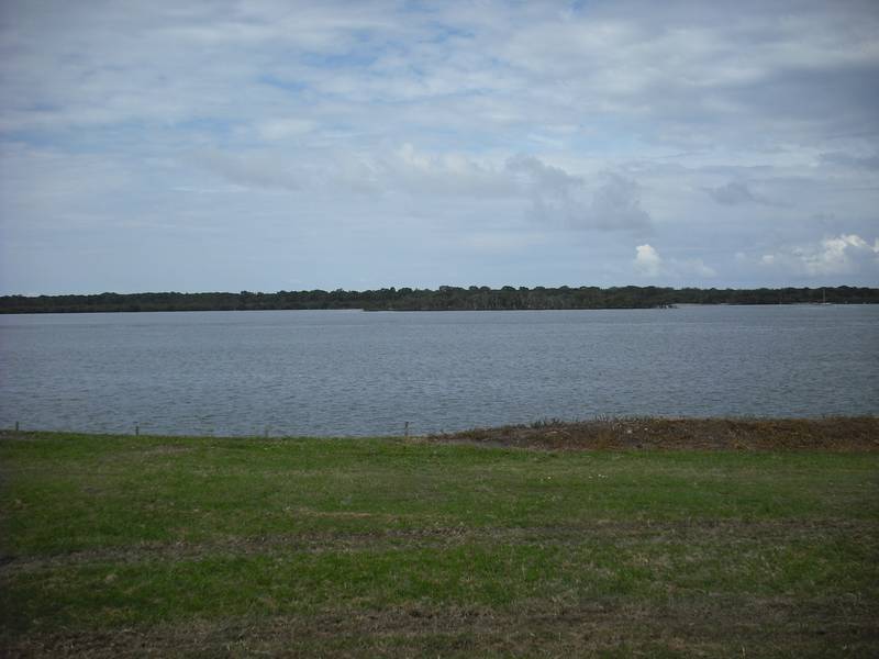 STUNNINGLY WIDE WATER VIEWS OF THE BROADWATER Picture 2