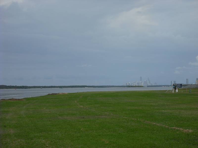 STUNNINGLY WIDE WATER VIEWS OF THE BROADWATER Picture 3