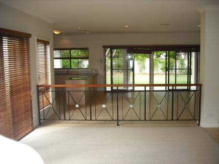 HOME
OVERLOOKING THE PARK Picture 3