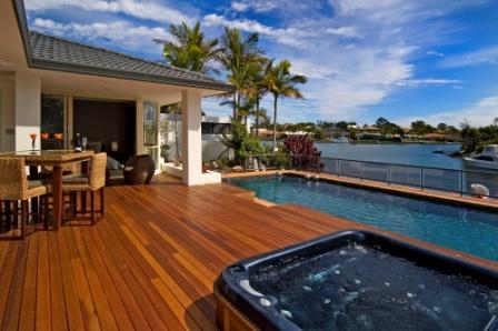 GREAT VALUE SANCTUARY COVE WATERFRONT HOME Picture 3