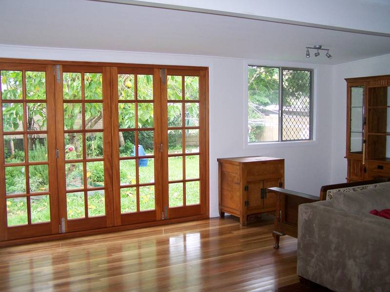 Why rent a Unit when you can have a HOUSE!!
Only Meters to the Water Picture