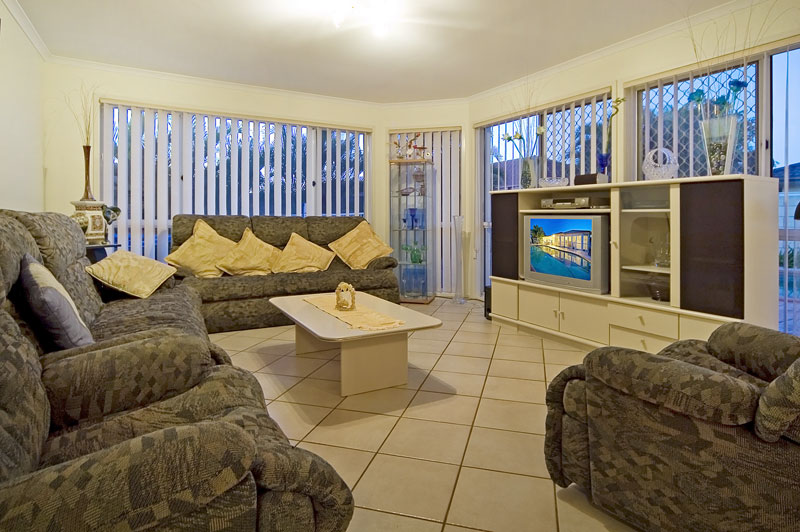 What a home ..... NEEDS a family !!! Picture 3