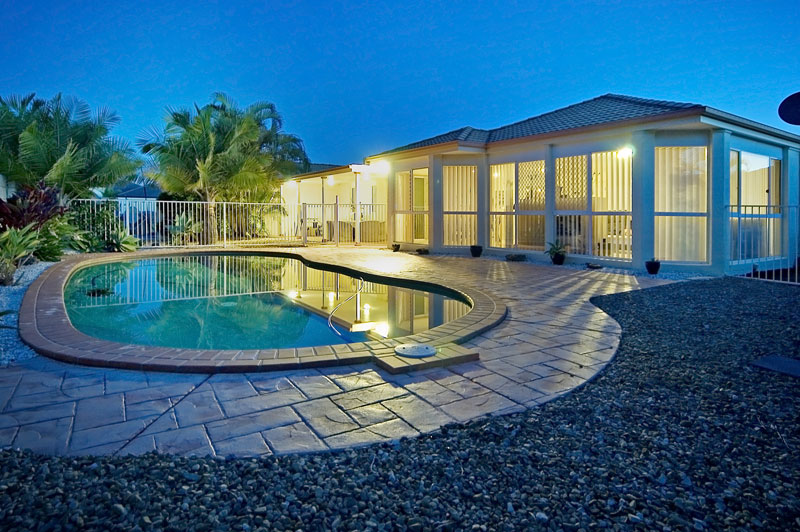 What a home ..... NEEDS a family !!! Picture 1