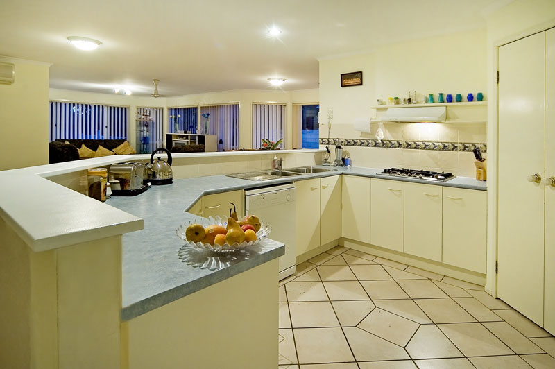 What a home ..... NEEDS a family !!! Picture 2