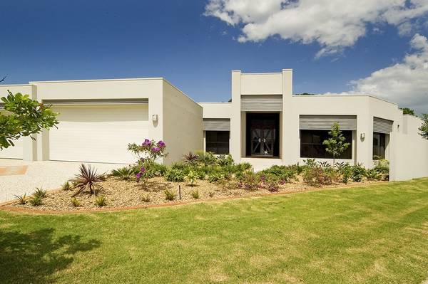 Luxury Golf Course Living Picture 2