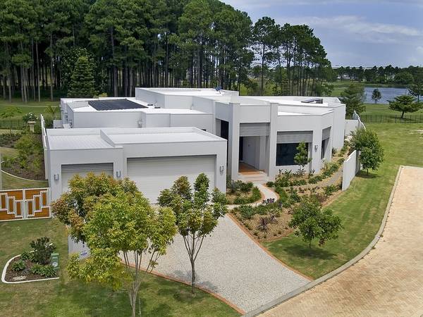 Luxury Golf Course Living Picture 1