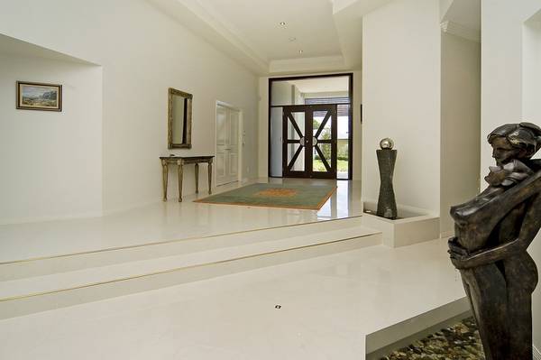 Luxury Golf Course Living Picture 3