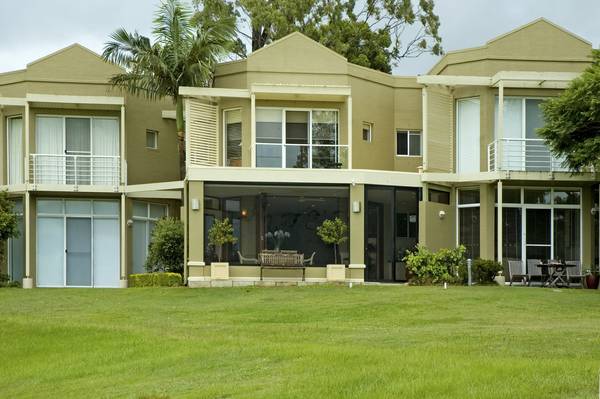 Luxuriously Renovated Bayhill Terrace Home Picture 3