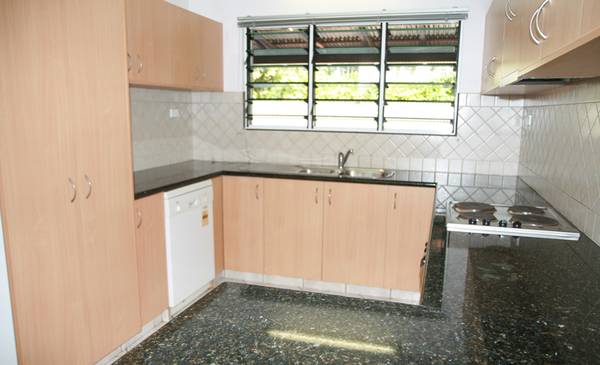 Townhouse Gem in Superb Location Picture 2