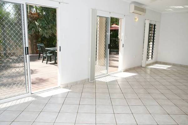 Townhouse Gem in Superb Location Picture 3