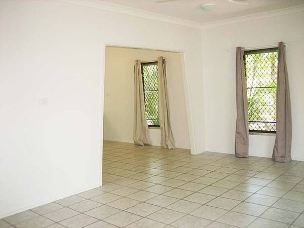 "Beautifully renovated, close to hospital, shops & schools" Picture 2