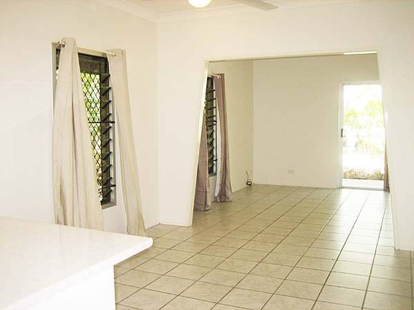 "Beautifully renovated, close to hospital, shops & schools" Picture 3