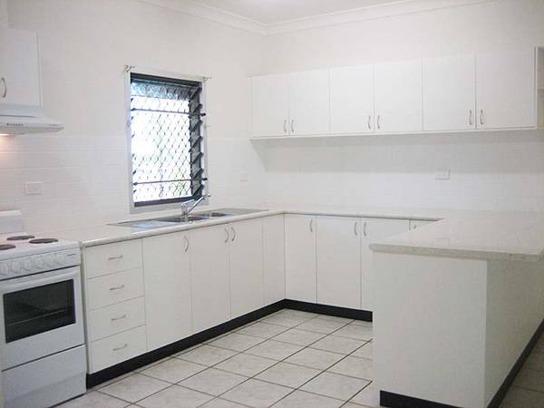 "Beautifully renovated, close to hospital, shops & schools" Picture 1