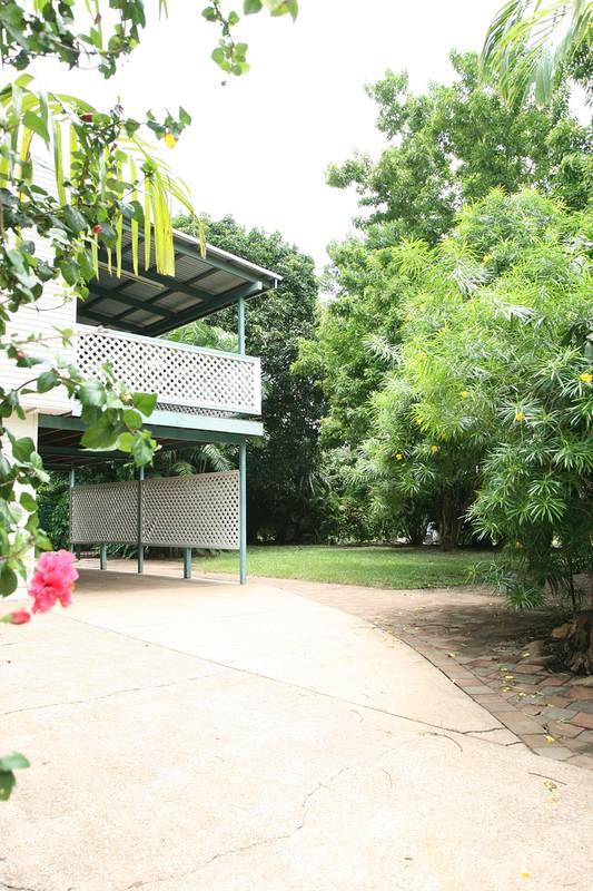 Spacious two storey home in excellent location. Picture 2