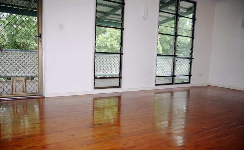 Spacious two storey home in excellent location. Picture 3