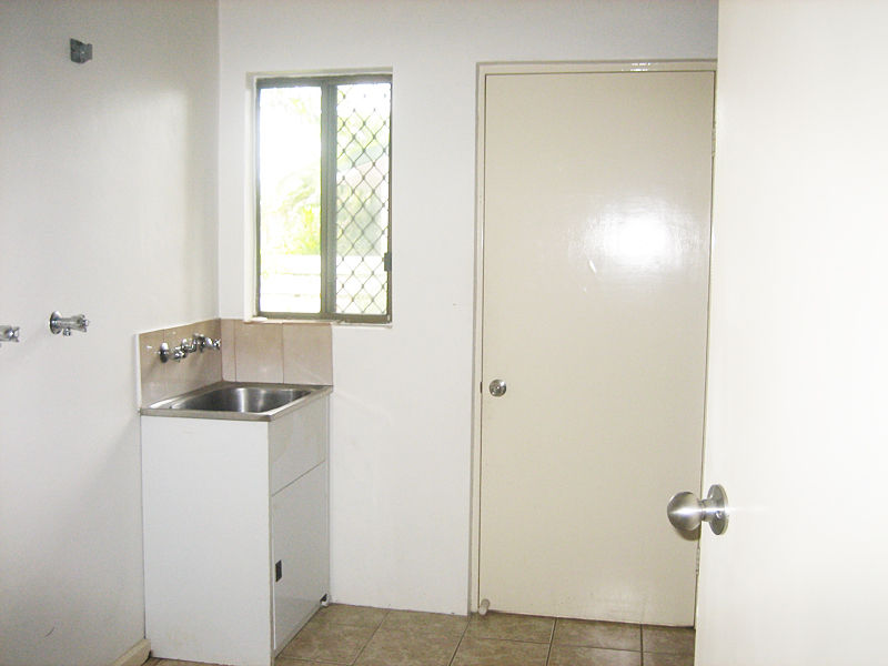"Quiet complex close to Marrara shops" Picture 2