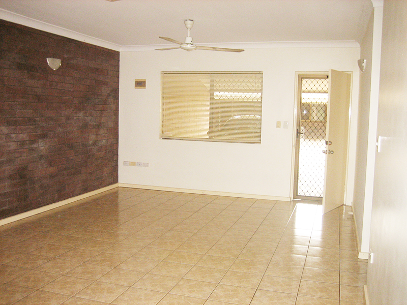 "Quiet complex close to Marrara shops" Picture 1
