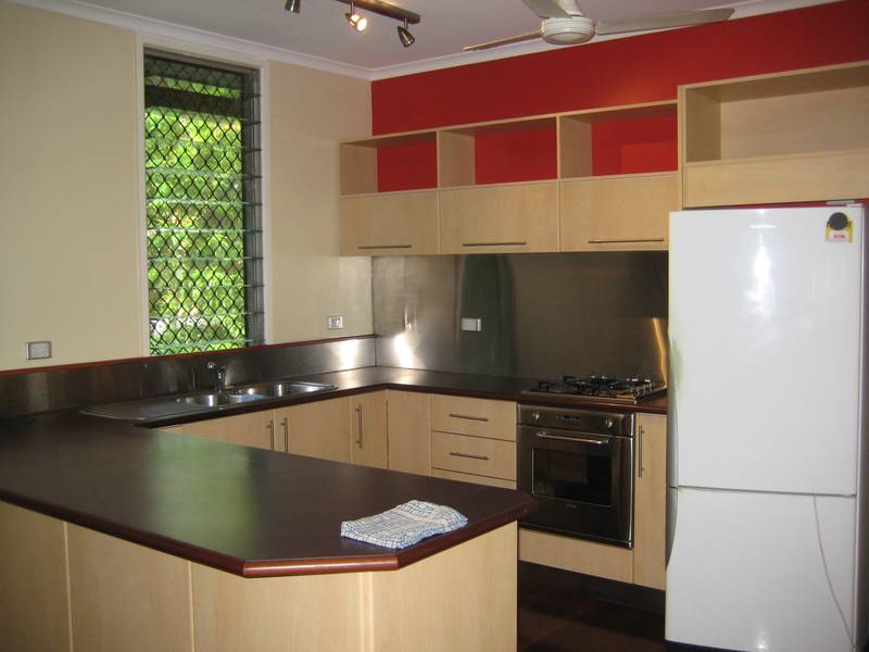 "Elevated home close to schools & shops" Picture 1