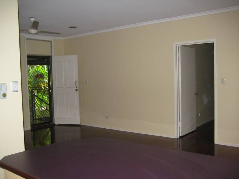 "Elevated home close to schools & shops" Picture 3