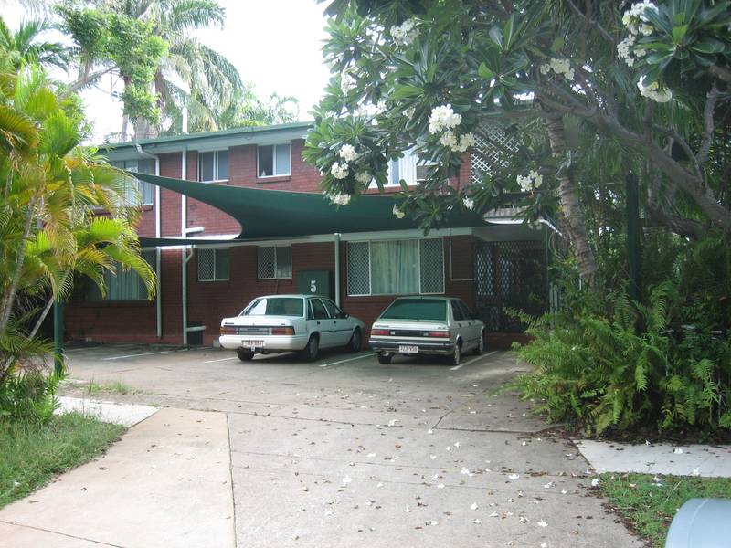 tidy unit in quiet complex Picture