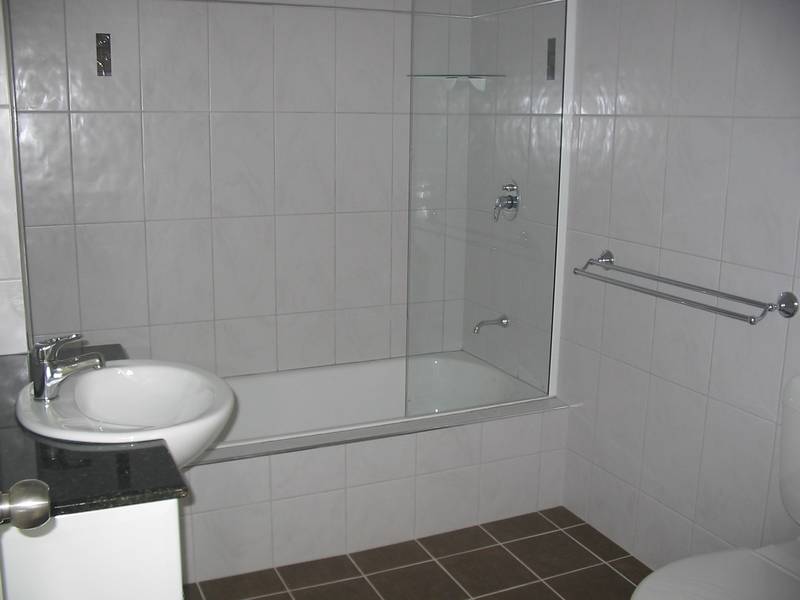 "spacious second level unit close to city" Picture 2