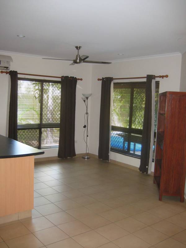 Modern 2 bedroom partly furnished unit with private courtyard Picture 2
