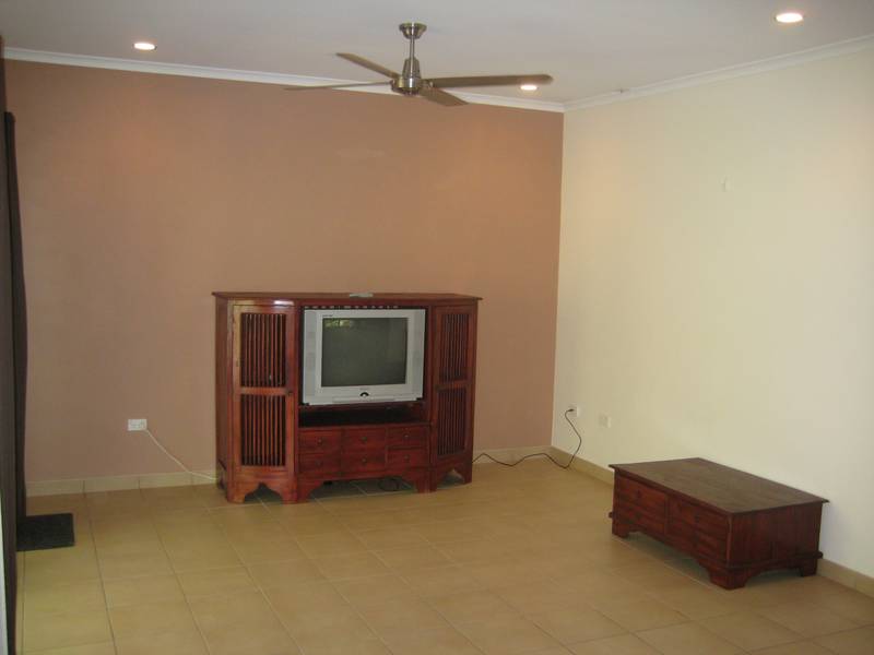 Modern 2 bedroom partly furnished unit with private courtyard Picture 3