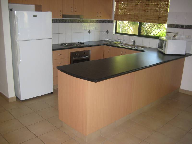 Modern 2 bedroom partly furnished unit with private courtyard Picture 1