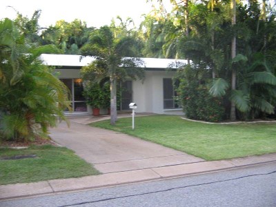 APPLICATION PENDING - ON HOLD Beautiful ground level home close to schools & shops Picture APPLICATION PENDING - ON HOLD Beautiful ground level home close to schools & shops Picture