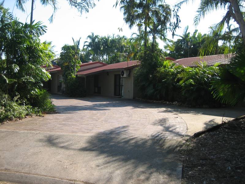 APPLICATION PENDING - ON HOLD Lovely 2 bedroom unit in small complex, close to shops Picture 1