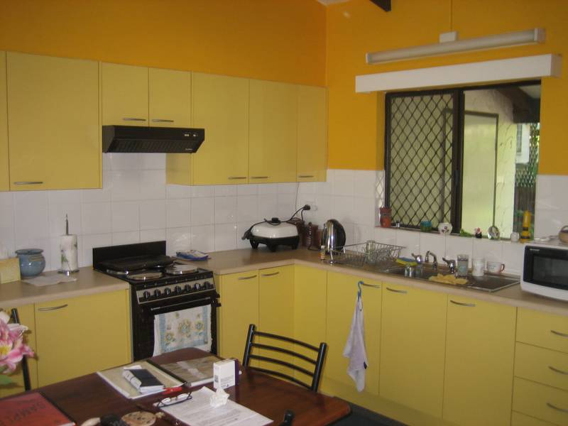 APPLICATION PENDING - ON HOLD Lovely 2 bedroom unit in small complex, close to shops Picture 2